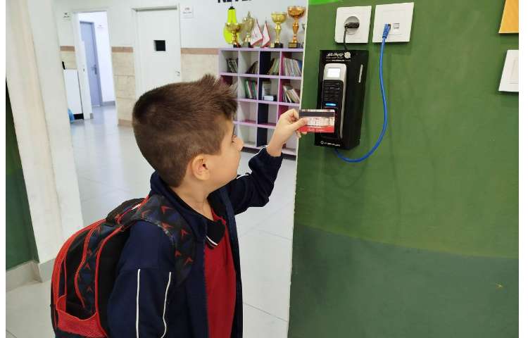 ورود و خروج دانش آموزان با کارت 1