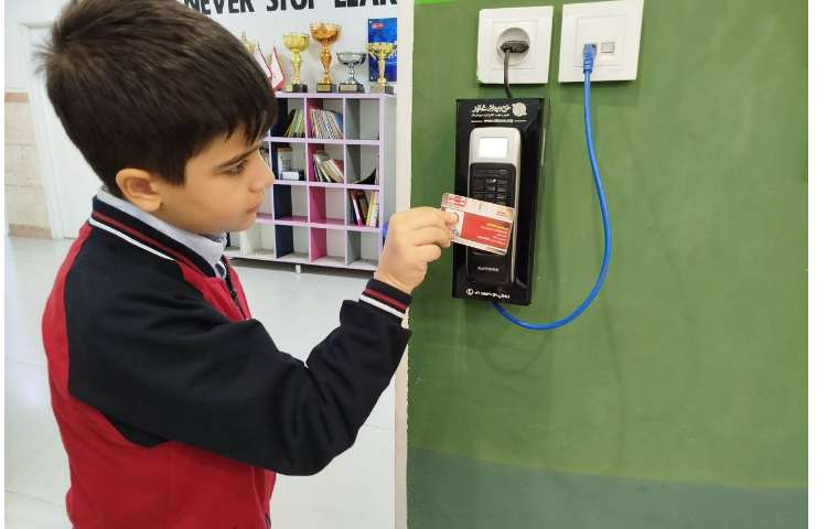 ورود و خروج دانش آموزان با کارت 2