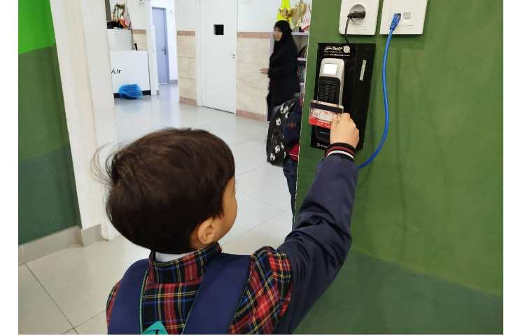 ورود و خروج دانش آموزان با کارت 4