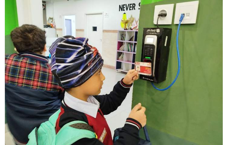 ورود و خروج دانش آموزان با کارت 5