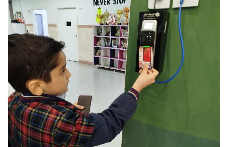 ورود و خروج دانش آموزان با کارت 7