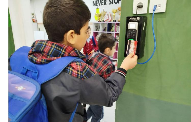 ورود و خروج دانش آموزان با کارت 8