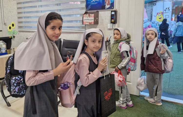 ورود و خروج دانش آموزان 4