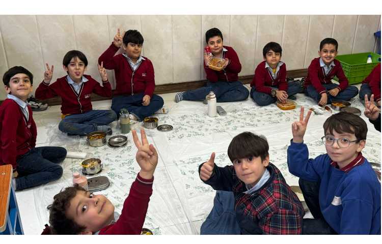 وعده‌ی ناهار دانش‌آموزان در کلاس 1