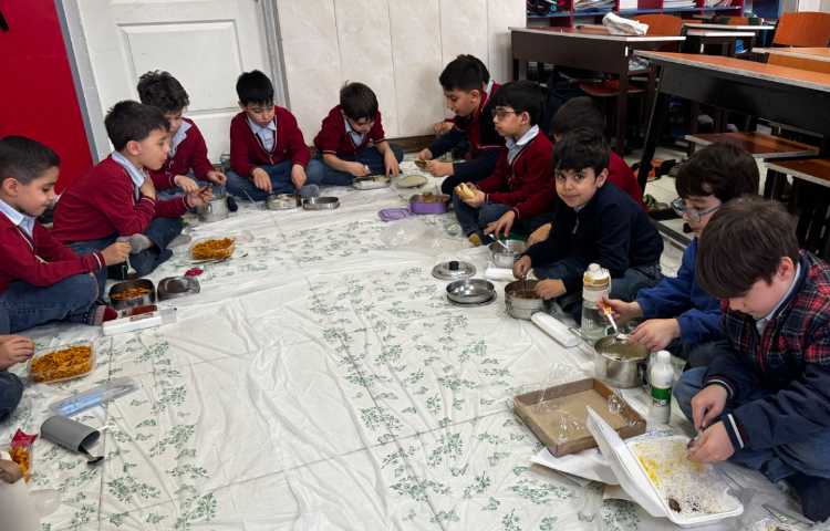 وعده‌ی ناهار دانش‌آموزان در کلاس 2