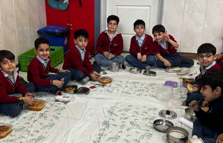 وعده‌ی ناهار دانش‌آموزان در کلاس 3