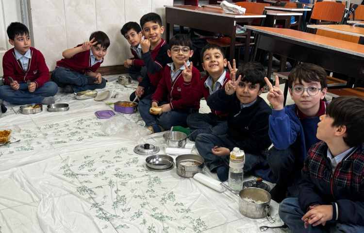 وعده‌ی ناهار دانش‌آموزان در کلاس 4