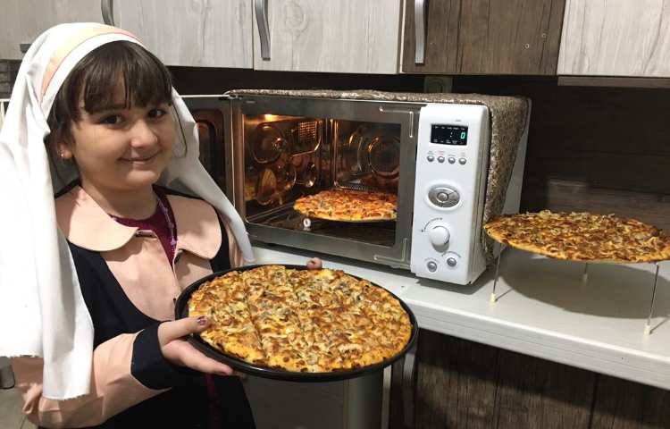 ویدئو(What you need to make a pizza Student: Medisa Khanipour) 1