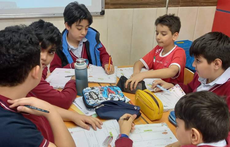پاسخ دادن به پرسش‌های ارمغان هفته در قالب کار گروهی 3