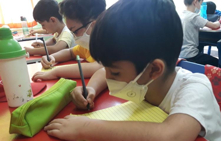 :پایه اول گیلاس، دست ورزی مداد در دست گرفتن و شناخت خط زمینه