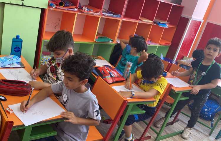 :پایه دوم دریانوردان، کلاس هنر،نقاشی کارتونی از گربه و موش