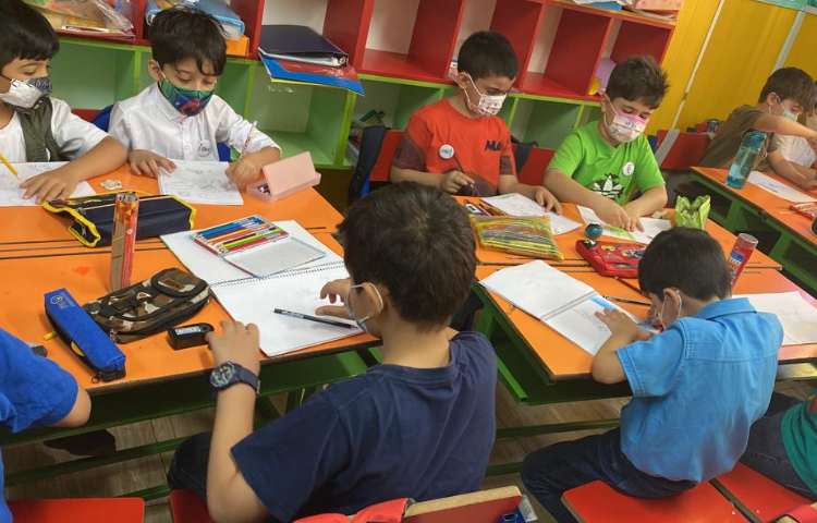 :پایه دوم فضانوردان، کلاس هنر،نقاشی کارتونی از گربه و فضای اطراف آن