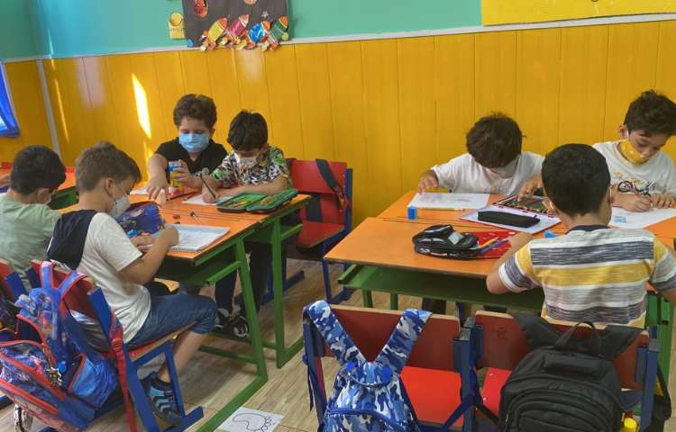 :پایه دوم فضانوردان، کلاس هنر،نقاشی کارتونی از گربه و فضای اطراف آن 2