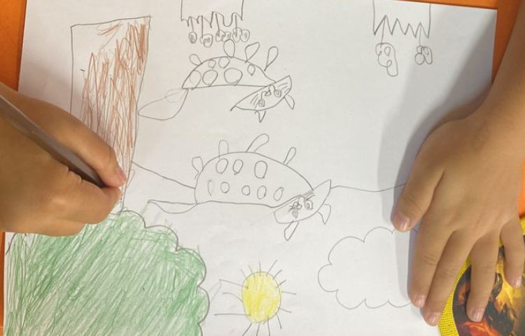 :پایه دوم فضانوردان، کلاس هنر،نقاشی کارتونی از گربه و فضای اطراف آن 4