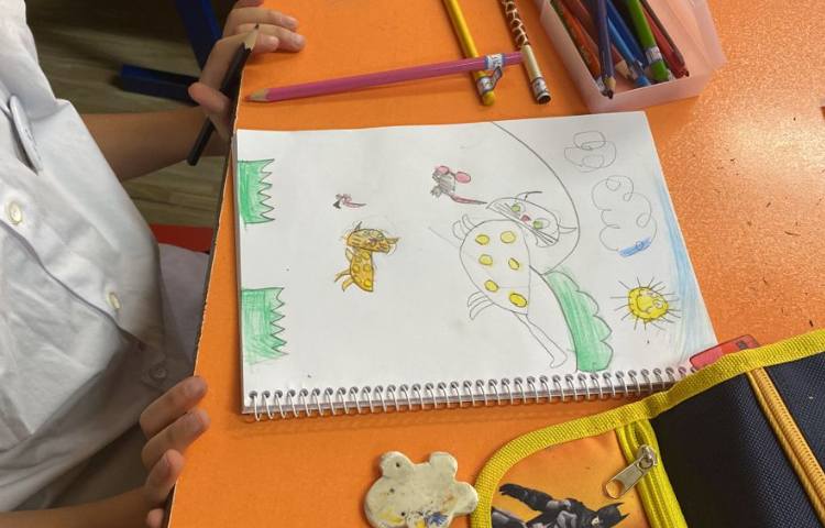 :پایه دوم فضانوردان، کلاس هنر،نقاشی کارتونی از گربه و فضای اطراف آن 5