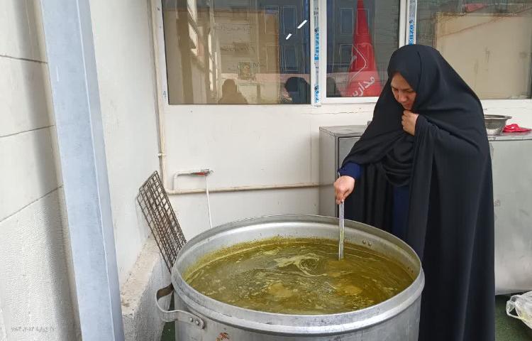 پخت و توزیع آش نذری بین دانش آموزان و همکاران 1