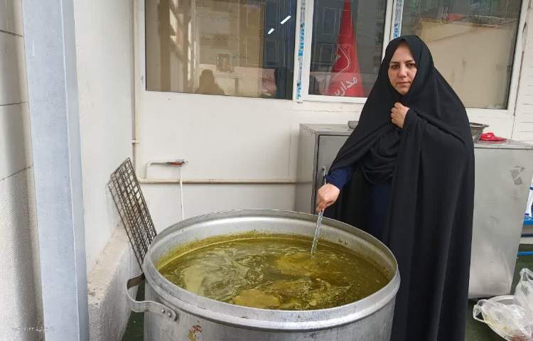 پخت و توزیع آش نذری بین دانش آموزان و همکاران 2