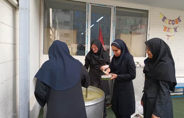 پخت و توزیع آش نذری بین دانش آموزان و همکاران 4