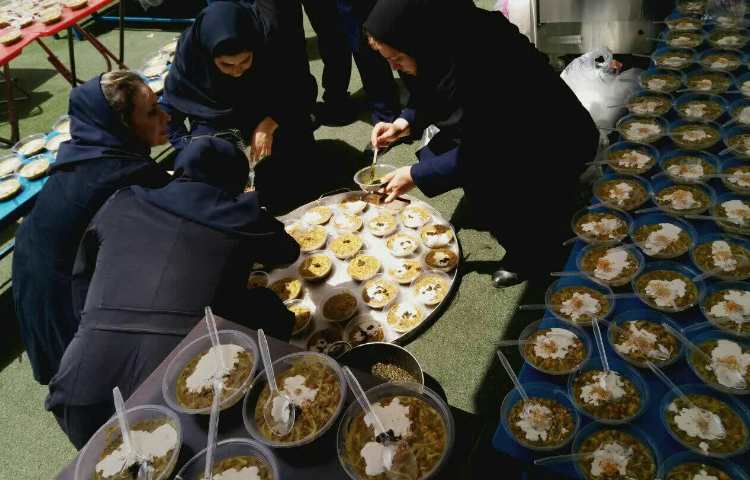 پخت و توزیع آش نذری بین دانش آموزان و همکاران 5