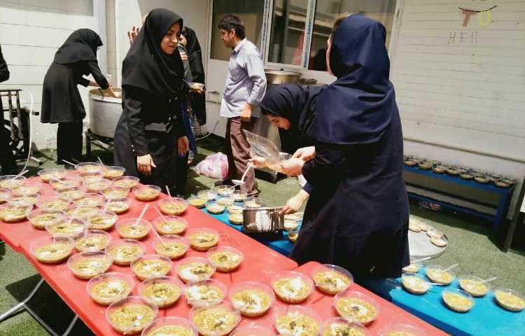 پخت و توزیع آش نذری بین دانش آموزان و همکاران 6
