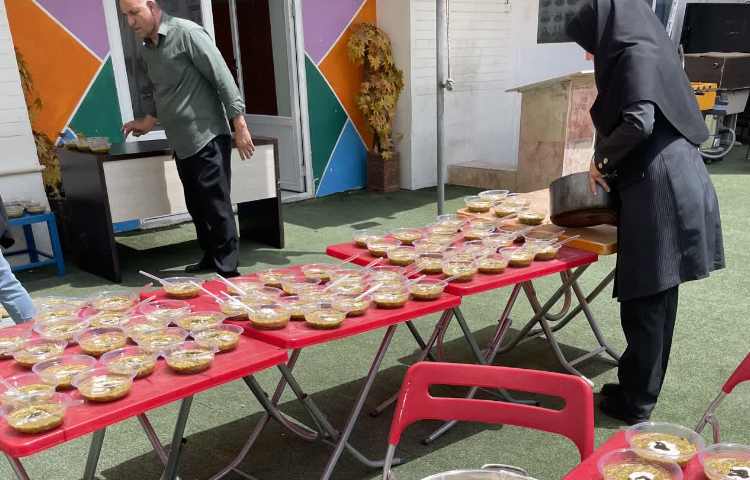 پخت و توزیع آش نذری بین دانش آموزان و همکاران 7