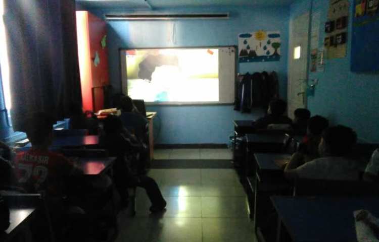 پخش کلیپ اموزشی مربوط به درس مسجد محله ی ما 2