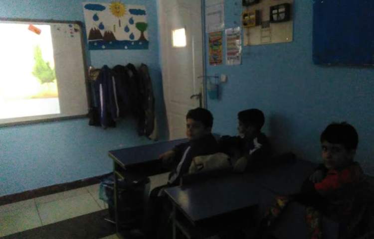 پخش کلیپ اموزشی مربوط به درس مسجد محله ی ما 4