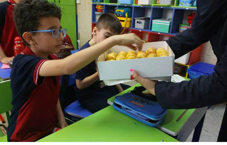 پذیرایی از بچه ها به مناسبت روز معلم