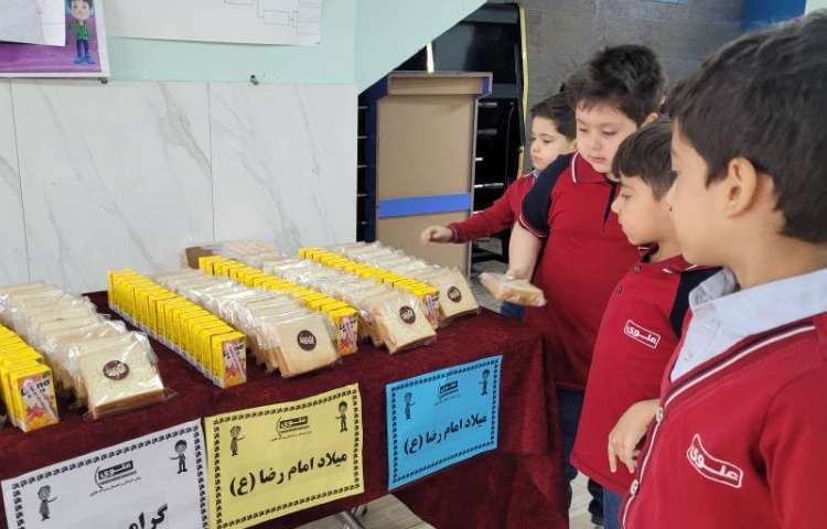 پذیرایی از دانش آموزان به مناسبت میلاد امام رضا (ع) 1