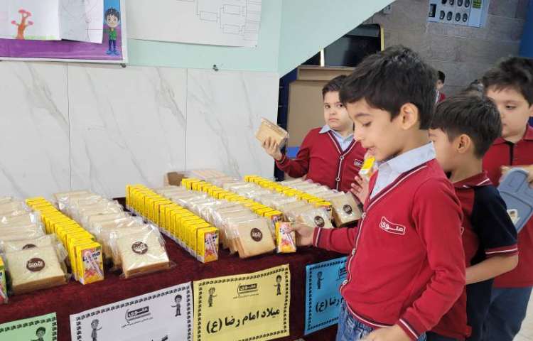 پذیرایی از دانش آموزان به مناسبت میلاد امام رضا (ع) 2