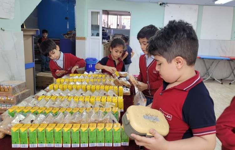 پذیرایی از دانش آموزان به مناسبت میلاد امام رضا (ع) 4