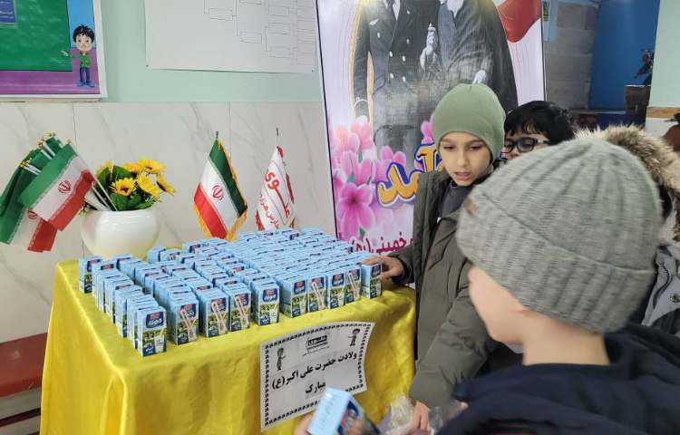 پذیرایی از دانش آموزان به مناسبت ولادت حضرت علی اکبر(ع) 3