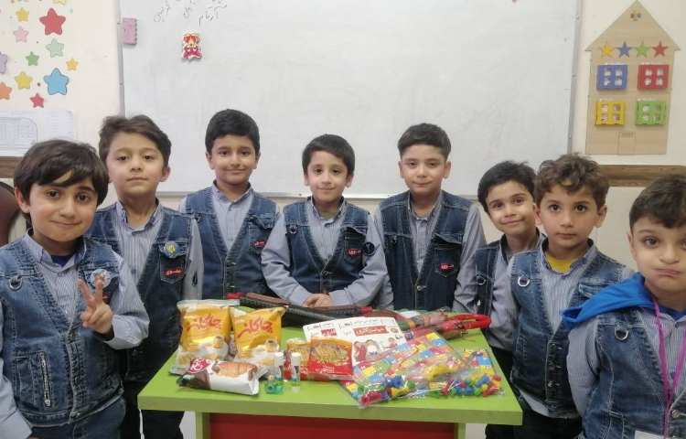 پذیرایی با چای برای ایجاد انگیزه تدریس نشانه (چ) و اهدای یادگاری توسط علیرضا جان 1