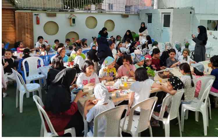 پذیرایی صبحانه در حیاط مدرسه همراه با آموزگاران 1