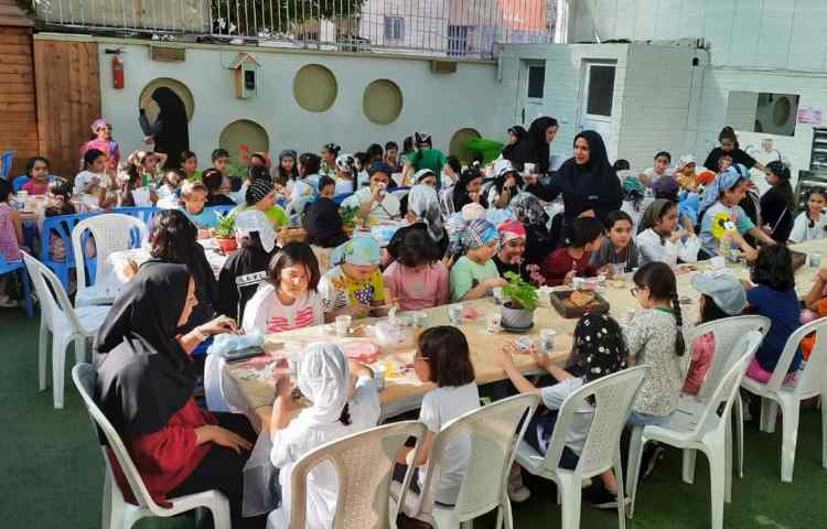 پذیرایی صبحانه در حیاط مدرسه همراه با آموزگاران 2