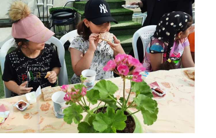 پذیرایی صبحانه در حیاط مدرسه همراه با آموزگاران 3