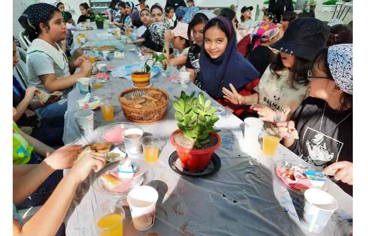 پذیرایی صبحانه در حیاط مدرسه همراه با آموزگاران 4