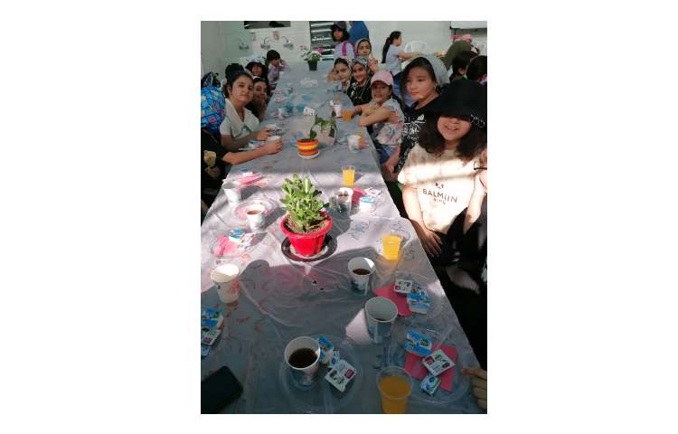 پذیرایی صبحانه در حیاط مدرسه همراه با آموزگاران 6