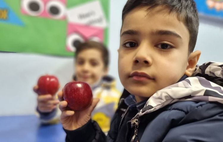 پذیرایی میان وعده دانش آموزان پایه دوم دبستان 1