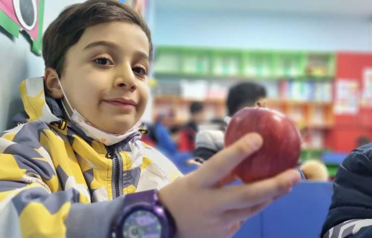 پذیرایی میان وعده دانش آموزان پایه دوم دبستان 2