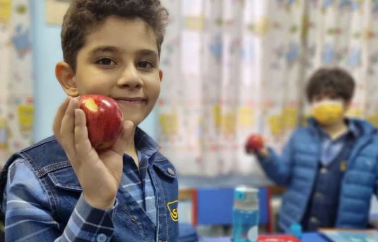 پذیرایی میان وعده دانش آموزان پایه دوم دبستان 4