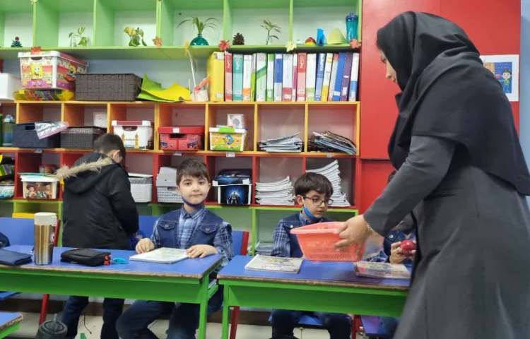 پذیرایی میان وعده دانش آموزان پایه دوم دبستان