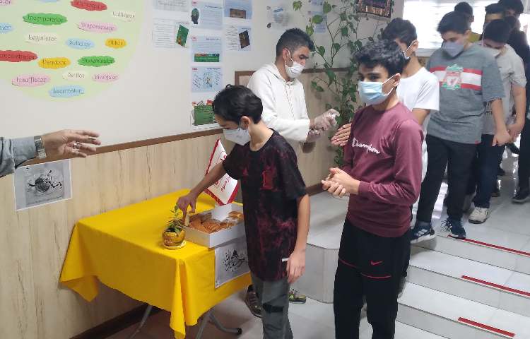 پذیرایی و پخش شیرینی به مناسبت میلاد پیامبر اکرم(ص) و حضرت امام صادق (ع)