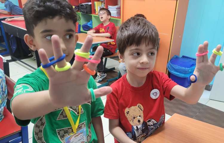 پرتال هوش ،کش بازی با هدف تقویت مهارت دست ورزی و افزایش دقت و تمرکز 5