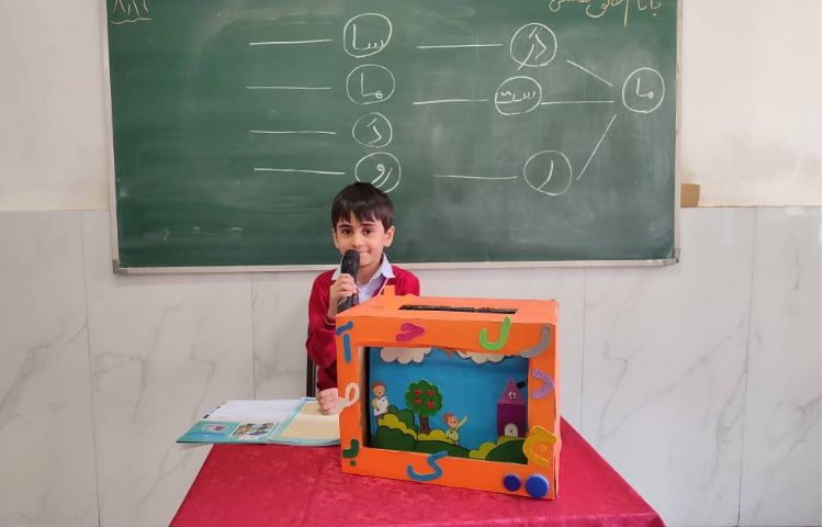 پرسش روانخوانی خلاق با اجرای نمایش مجری‌گری پسران گل در کلاس انجام شد. 3