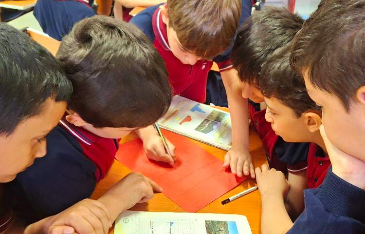 پرسش کلاسی مطالعات اجتماعی در گروه های چهار خانه 3