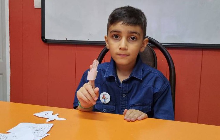 : پرلز، نمایش داستان با عروسک های انگشتی 2