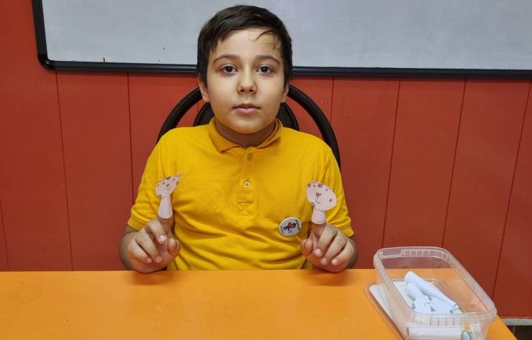 : پرلز، نمایش داستان با عروسک های انگشتی 3