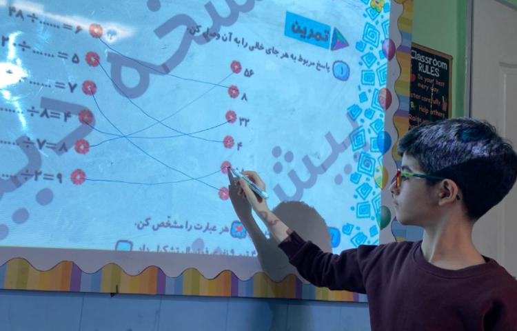 پسرهای ریاضیدانم در حال حل تمرینات مربوط به تقسیم 1
