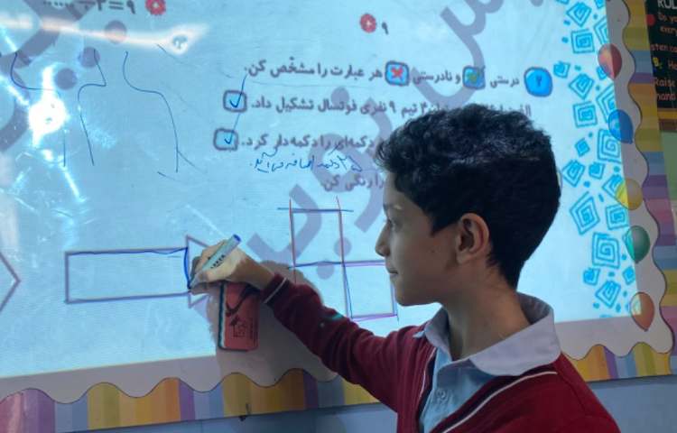 پسرهای ریاضیدانم در حال حل تمرینات مربوط به تقسیم 2